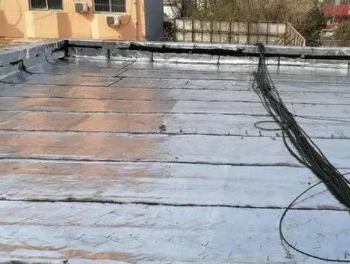 掇刀卫生间漏水维修公司分享下掇刀屋面楼顶防水刚性防水层施工要点。
